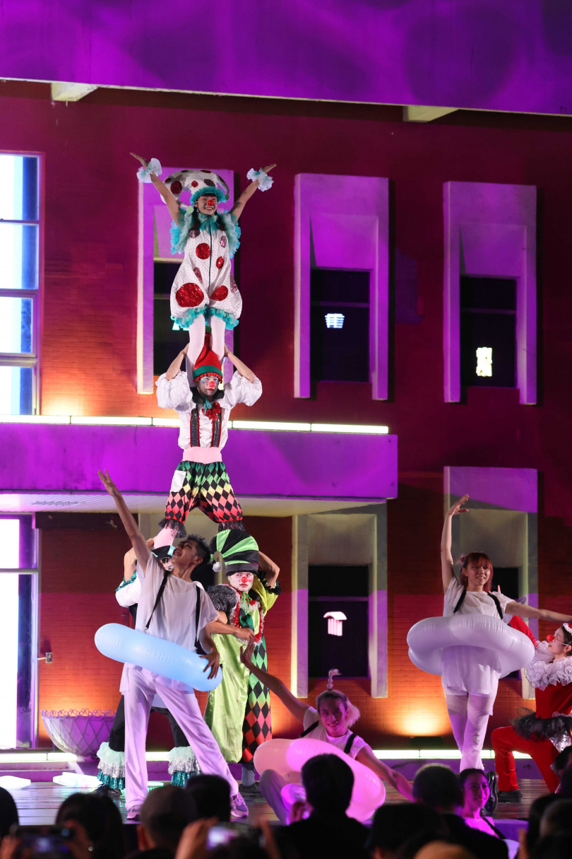 FOCA福爾摩沙馬戲團與日本藝術家髙橋匡太 TAKAHASHI Kyota合作，藉由舞者穿戴充滿魔力色彩會發光的雲形圈圈（KIRARA RING），聯手展現點亮空總的夢幻世界(圖／2023臺灣文博會提供）